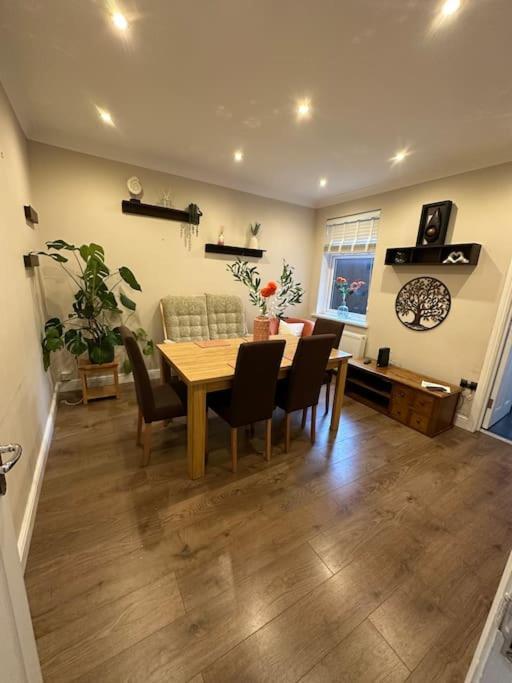 Adam'S Place, Watford Wd17 2Py Villa ภายนอก รูปภาพ
