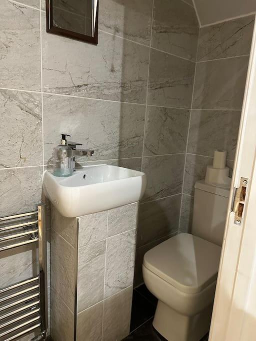 Adam'S Place, Watford Wd17 2Py Villa ภายนอก รูปภาพ