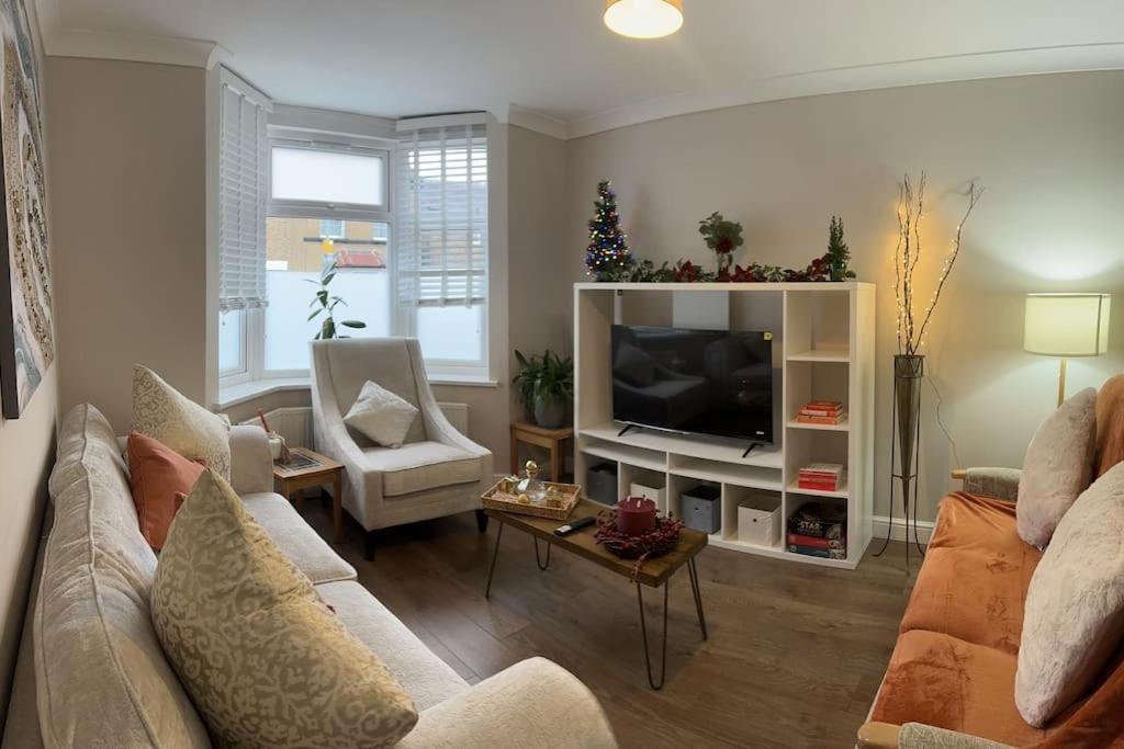 Adam'S Place, Watford Wd17 2Py Villa ภายนอก รูปภาพ